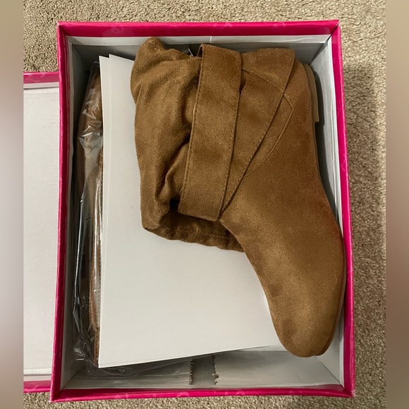 Brinley Co. Chestnut Buckle Boots Women’s 8 NEW WITH TAGS Original Packaging - Picture 2 of 4